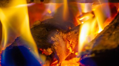 Şöminede yangın var. Ateş duyularımızın çoğuna yararlıdır. Duman kokusunu, parlayan ışığı, çatırdayan kütüklerin sesini tenimizdeki sıcaklığı seviyoruz..