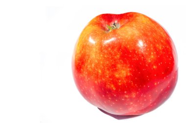 Beyaz arka planda elma. Elmaya bayılırım. Bana göre, meyveler inkar edilemez. Cennet bahçesinden geliyorlar.