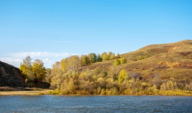 Sonbahar manzara afişi, dağlı bir nehir. Tataristan. - Rusya. Kama Nehri, Kazan kenti yakınlarındaki çarpıcı güzellikte bir manzaranın merkezidir. Ulusal Park