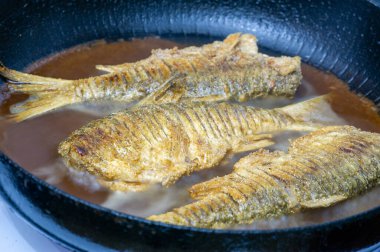 Balık yemek için hazır. Balık yüksek kaliteli protein ve diğer temel besinleri içerir ve sağlıklı bir diyetin önemli bir parçasıdır..