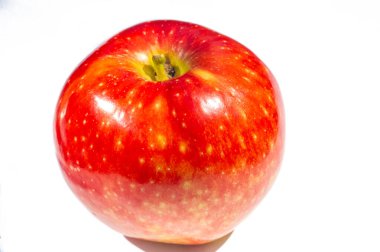 Beyaz arka planda elma. Elmaya bayılırım. Bana göre, meyveler inkar edilemez. Cennet bahçesinden geliyorlar.