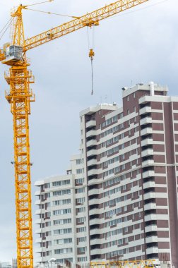 Kiralık ya da satılık konutların geliştirilmesi için yeni bir apartman inşaatı mimari tasarımı içerir. İnşaat planı. ve uygulama yerel yapı kodlarına uygunluğu