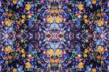 Kusursuz doku, parlak büyük çiçekler, çoğunlukla siyah çizgilerle kaplanmış, gecenin karanlığında yüzen siyah tohum benzeri noktalarla noktalanmış..