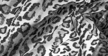 İpek kumaştan siyah beyaz leopar desenli. Leopar desenli hafif ipek senin tasarımına mükemmel uyacak, şık görünüyor ve kaba değil! Doku, arkaplan, desen