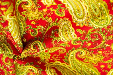 Kırmızı arka planda desenli yeşil desen. Beatles tarafından popüler hale getirilen kovboy ve motorcuların bandanalarını süsledim, hippiler çağına öncülük ettim ve rock 'n roll' un amblemi oldum..