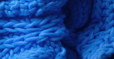 Mavi örülmüş yün atkı. Büyük, tıknaz bir örgü. Görkemli El Yapımı Yün Yün Atkı - Koyu Safir Yaka - Sıcak Mavi Boyun