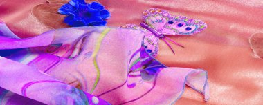 Kusursuz. Kumaşın mavi ve kırmızı renkleri flora ve fauna ile işlenmiş. Moda illa etiketlerle ilişkilendirilmek zorunda değil. İçinden gelen başka bir şeyle ilgili.