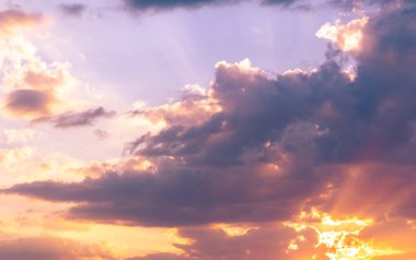 Gün batımının bulutları romantizm. Sonsuz ufuklar ve batan güneş. Güneş tekrar iyi geceler diyor.