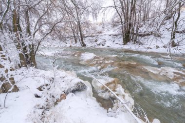 Nehir kışın donar. Kış beni düşündürüyor. Güneş daha sonra doğup daha erken batarken nehirde geçirebileceğiniz saatler kısalıyor..