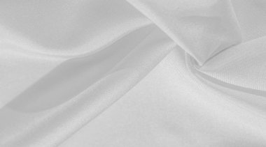 İpek beyazdır. Beyaz gri saten doku, gümüş kumaş, ipek panorama, arka plan, güzel yumuşak bulanık desenli. Doku, arkaplan deseni