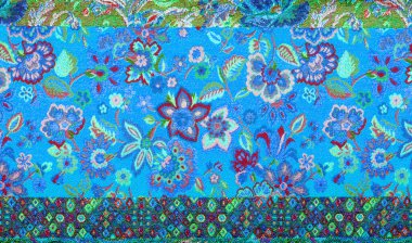 Kusursuz. Brocade. Tutkulu bir çiçek alevi, parlak bir günbatımıyla turuncu ve kırmızı çiçek açan sarmaşıklarla dolu bu zengin metalik demire yayılır..