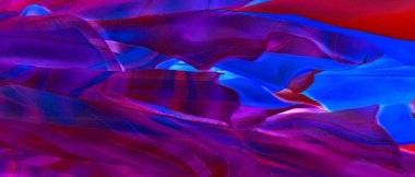 Kusursuz kaleydoskop, pembe ipek. İpek krep sateni parlak önü olan orta ağırlıklı bir kumaştır. Zarif, zengin kumaşlar ve güzel parıltılar lüks tasarımlara izin verir..