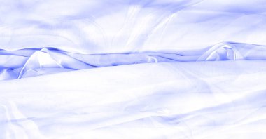 Mavi ipek. Özel olarak en yüksek kalitede kraliyet mavi ipek taftasını kullanarak ortamı hazırlamak için tasarlandı. Hafif, bu madde yumuşak bir parıltı yaratır..