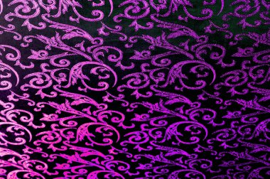 Kusursuz bir doku. İpek kumaş. Pembe-yeşil gözlükler. Projene bu ipek kumaşla su sıçrat. Değişik boyutlardaki desenler çift çizgiler arasında değişmektedir.