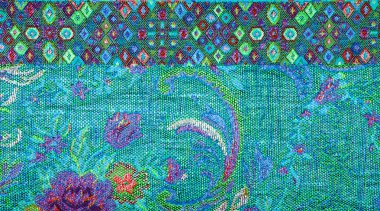 Kusursuz. Brocade. Tutkulu bir çiçek alevi, parlak bir günbatımıyla turuncu ve kırmızı çiçek açan sarmaşıklarla dolu bu zengin metalik demire yayılır..