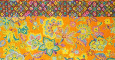 Kusursuz. Brocade. Bu ipek, koyu turkuaz batık çiçekler ve dalgalı leylak hatlarıyla süslenmiş parlak sarı bir tabana sahiptir. Sulu turkuaz vuruşlar kumaşın içinde soyut bir şekilde dolaşır..