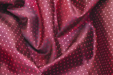 Küçük puantiyeli metalik parıltılı kumaş. Kırmızı bordo. Tatil geri sayımı mı? Kumaşlarımızdaki başarılarınıza ve etkinliklerinize kadeh kaldıralım.