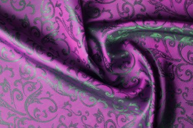 Kusursuz bir doku. İpek kumaş. Pembe-yeşil gözlükler. Projene bu ipek kumaşla su sıçrat. Değişik boyutlardaki desenler çift çizgiler arasında değişmektedir.