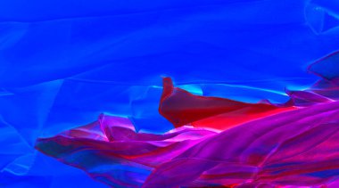 Kusursuz kaleydoskop, pembe ipek. İpek krep sateni parlak önü olan orta ağırlıklı bir kumaştır. Zarif, zengin kumaşlar ve güzel parıltılar lüks tasarımlara izin verir..