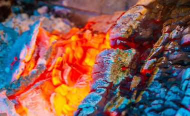 Gerçekçi bir yangın patlaması etkisi yarat. Görsel efekti arttırmak için yanan bir ateş ekle. Patlamanın dinamik ve yoğun görünmesi için özel efekt teknikleri kullanın..