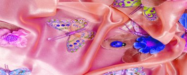 Kusursuz. Kumaşın mavi ve kırmızı renkleri flora ve fauna ile işlenmiş. Moda illa etiketlerle ilişkilendirilmek zorunda değil. İçinden gelen başka bir şeyle ilgili.