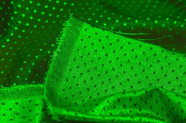 Küçük puantiyeli metalik parıltılı kumaş. Yeşil renk... şimdi parıldayan metalik kumaş tam güç geri geldi! Tasarımcının bu su benzeri sıvıyı kullanması onu zarif ve şık kılıyor..