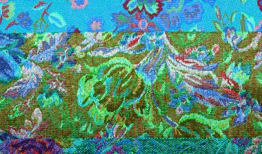 Kusursuz. Brocade. Tutkulu bir çiçek alevi, parlak bir günbatımıyla turuncu ve kırmızı çiçek açan sarmaşıklarla dolu bu zengin metalik demire yayılır..