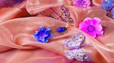 Kusursuz. Kumaşın mavi ve kırmızı renkleri flora ve fauna ile işlenmiş. Moda illa etiketlerle ilişkilendirilmek zorunda değil. İçinden gelen başka bir şeyle ilgili.