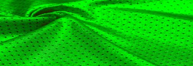 Küçük puantiyeli metalik parıltılı kumaş. Yeşil renk... şimdi parıldayan metalik kumaş tam güç geri geldi! Tasarımcının bu su benzeri sıvıyı kullanması onu zarif ve şık kılıyor..