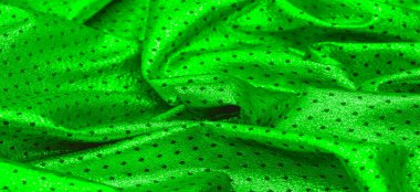 Küçük puantiyeli metalik parıltılı kumaş. Yeşil renk... şimdi parıldayan metalik kumaş tam güç geri geldi! Tasarımcının bu su benzeri sıvıyı kullanması onu zarif ve şık kılıyor..