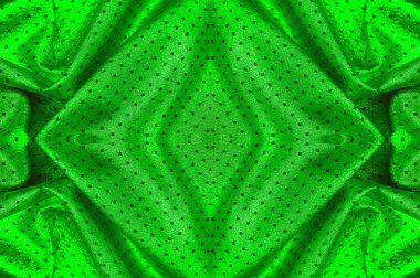 Kusursuz. Küçük puantiyeli metalik parıltılı kumaş. Yeşil renk. Bu parlak zümrüt renginde harika bir tasarımcı gibi hissediyorum! Zarif kumaş, pürüzsüz bir kolloidoskopla süslenmiş..