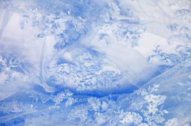 Açık mavi dantel desenli soyut arkaplan tasarımı. Kartpostallarda, posterlerde, duvar kağıtlarında ve dokularda kullanılabilir. Ek görsel ilgi için safir satırlar içerir.