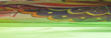 Kusursuz. Yeşil-sarı-kırmızı kumaş işlemeli bitki ve bitki örtüsü. Elbise. Kendine karşı esnekliğin ve görünüşün kendine güvenini gösteriyor. Senden çıkanlarla tuvale resim yapmaya hazır mısın?