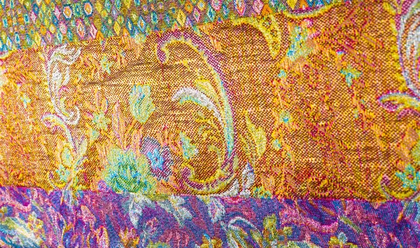 Kusursuz. Brocade. Bu ipek, koyu turkuaz batık çiçekler ve dalgalı leylak hatlarıyla süslenmiş parlak sarı bir tabana sahiptir. Sulu turkuaz vuruşlar kumaşın içinde soyut bir şekilde dolaşır..