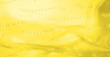 Kusursuz kaleydoskop, sarı ipek. Şık bir sunum için ihtiyacın olan tek şey güneşli sarı ipek bir musluk..