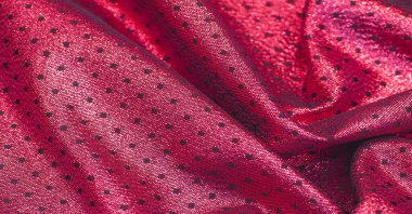 Küçük puantiyeli metalik parıltılı kumaş. Kırmızı bordo. Bu çarpıcı metalik geri döndürülebilir ağır kumaşla her zaman baş döndürücü bir top şampiyonu ol..