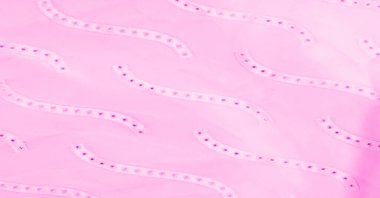 Kusursuz kaleydoskop, pembe ipek. Kalabalıktan canlı bir renkle uzaklaşın. Işığı yansıtan parlak dalgalar, enfes sofistike dalgalar. Bu sıcak pembe ipek krep de chine..