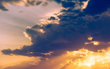 Gün batımının bulutları romantizm. Bulutlar düşünmez, sadece sürüklenirler. Güneş batıyor ve kalbim genişliyor. Umut. Hiçbir şeyin önemi kalmayana kadar