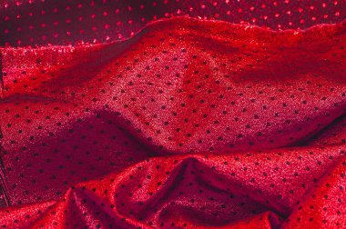 Küçük puantiyeli metalik parıltılı kumaş. Kırmızı bordo. Tatil geri sayımı mı? Kumaşlarımızdaki başarılarınıza ve etkinliklerinize kadeh kaldıralım.