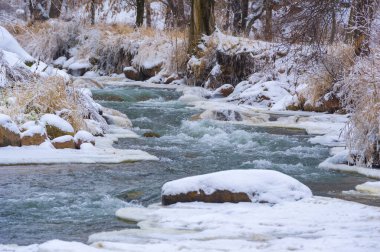 Nehir kışın donar. Kış beni düşündürüyor. Güneş daha sonra doğup daha erken batarken nehirde geçirebileceğiniz saatler kısalıyor..