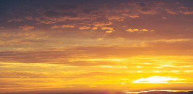 Gün batımının bulutları romantizm. Sen yanımdayken büyülü, büyüleyici, akıl almaz bir an daha da güzelleşti..