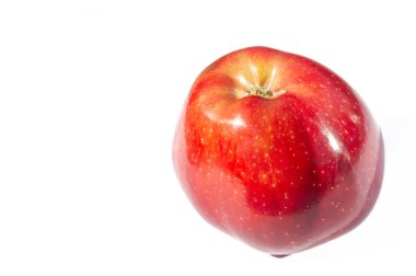 Beyaz arka planda elma. Elmalar çok çeşitli sağlık faydaları sağlayan besleyici bir güç kaynağıdır. Kalorileri düşük ve lifleri yüksek. Vitamin ve mineraller için mükemmel bir kaynak..