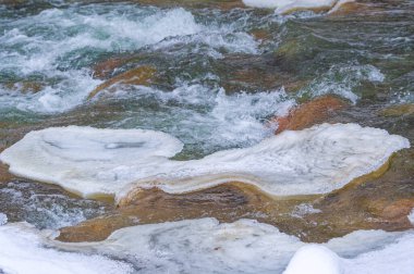 Nehir kışın donar. Bu harika nehir donduğunda gerçek bir kış masalı. Genellikle güzel, doğal bir miras olarak kabul edilir, bir peri masalına dönüşür.