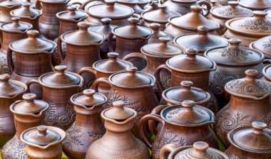 Seramik ürünler. Ne zaman bir çömlekçinin çarkını döndürsem ve bir şeyler yaratsam kaos içinde hiçbir şey yapmadan yaşadığımız hissine bayılıyorum. Dünyayı dolaşma şeklimiz