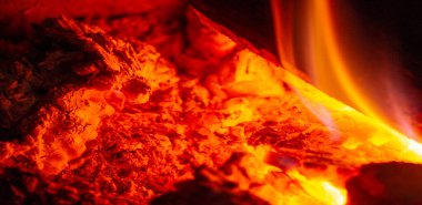 Şöminede yangın var. Gerçek bir yangında çok romantik bir şey vardır, ama neden? Bu dans eden alevi neden arzu havası ile ilişkilendirdiğimizi tahmin ediyoruz.,