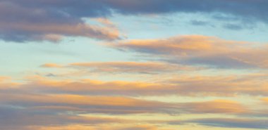 Gökyüzü, bulutlar hayatıma yağmur veya fırtına getirmek için değil günbatımı gökyüzüne renk katmak için giriyor. Güneş her zaman bulutların üzerinde parlar.