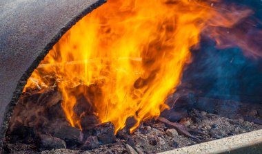 Yangın. yanma veya yanma, maddelerin kimyasal olarak havadan oksijen ile birleştirmek ve genellikle parlak ışık, ısı ve duman vermek