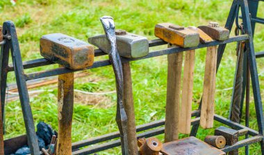 Demircilik bir sanattır. Bir kırmızı-sıcak çelik çubuğu çekiçle ezmek ya da keskiyle kesmek bir insanın tüm fiziksel varlığının katılımı gerektiriyor..