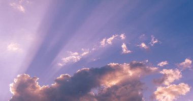 Gün batımının bulutları romantizm. Eğer onları atmazsak hayallerimiz gökyüzüne ulaşabilir. Bir bulut kalesi için mimari kurallar yoktur.