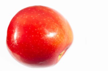 Beyaz arka planda elma. Elmalar çok çeşitli sağlık faydaları sağlayan besleyici bir güç kaynağıdır. Kalorileri düşük ve lifleri yüksek. Vitamin ve mineraller için mükemmel bir kaynak..